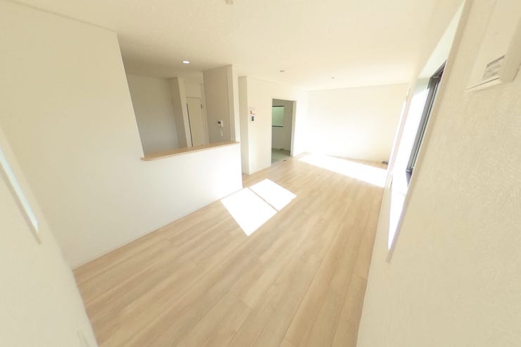 白を基調とした明るい18帖のLDKはダイニングスペース、リビングスペースと分けて使用してもゆとりのある広さです♪(甲斐市篠原 新築建売戸建)