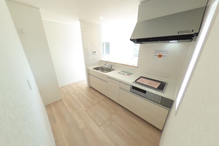 白を基調とした明るい対面キッチンです。浄水器一体型の水洗です。リビング全体を見渡せる対面キッチンです。背面にカップボードを置いてもゆとりのあるスペースです♪(甲斐市篠原 新築建売物件)