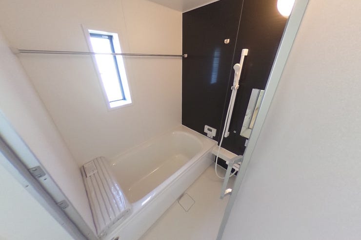浴室換気乾燥暖房機付きの1坪バスで1日の疲れを癒せます。浴室暖房はヒートショックの予防にも効果的、乾燥機能は花粉の季節のお洗濯干しにも重宝します♪(甲斐市篠原 新築建売住宅)