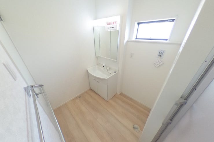 白を基調とした洗面室は明るく、洗面化粧台は女性に嬉しい3面鏡です。壁面収納等を使って使いやすい空間にアレンジできます♪タオル掛けもございます。(甲斐市篠原 新築建売戸建)