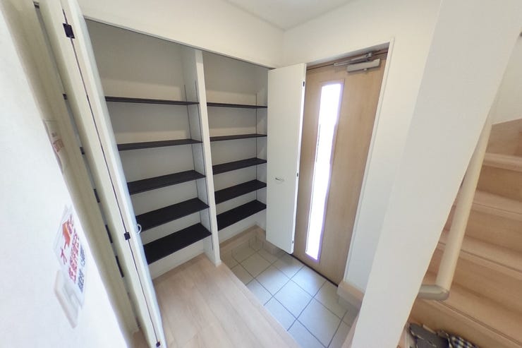 白を基調とした明るい玄関スペース。玄関には人感センサー付き照明がございます。スマートキーでの開閉も可能で荷物の多い時にも助かります♪収納付で玄関をスッキリお使い頂けます(甲斐市篠原 新築建売物件)