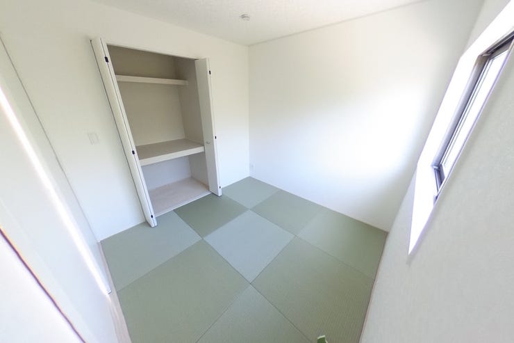 モダンな半畳畳の和室です。3段の棚付き収納の扉は襖ではなく、折戸が採用されております。和室の苦手な方にも受け入れやすい和洋室です。(甲斐市篠原 新築建売住宅)