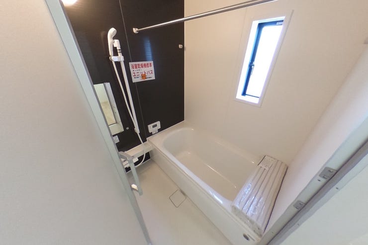 浴室換気乾燥暖房機付きの1坪バスで1日の疲れを癒せます。浴室暖房はヒートショックの予防にも効果的、乾燥機能は花粉の季節のお洗濯干しにも重宝します♪(甲斐市篠原 新築建売住宅)