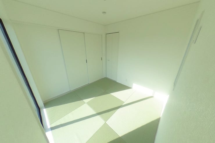 モダンな半畳畳の和室です。収納の扉は襖ではなく、折戸が採用されております。和室の苦手な方にも受け入れやすい和洋室です(甲斐市篠原 新築建売戸建)