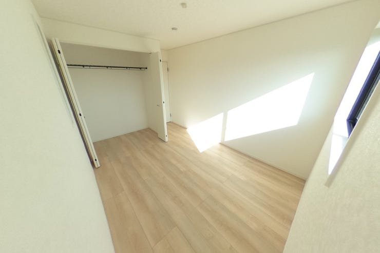 ●5.7帖中央洋室●白を基調とした明るい洋室です。好みの別れない配色なので、カーテンや家具の色味でお好みの空間にカスタマイズできます♪(甲斐市篠原 新築建売戸建)