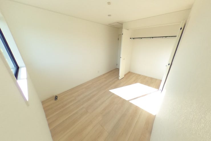 ●5.7帖東側洋室●白を基調とした明るい洋室です。好みの別れない配色なので、カーテンや家具の色味でお好みの空間にカスタマイズできます♪お子様部屋としてもお使い頂けます♪(甲斐市篠原 新築建売住宅)