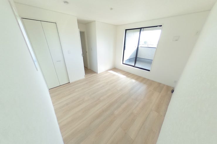 ●7.5帖洋室●主に主寝室としてご使用いただけます。白を基調とした明るい洋室です。好みの別れない配色なので、カーテンや家具の色味でお好みの空間にカスタマイズできます(甲斐市篠原 新築建売住宅)