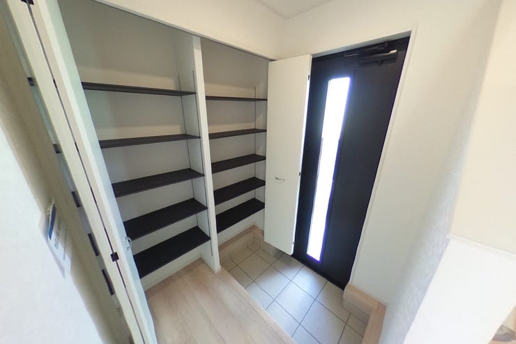 白を基調とした明るい玄関スペース。玄関には人感センサー付き照明がございます。スマートキーでの開閉も可能で荷物の多い時にも助かります♪収納付で玄関をスッキリお使い頂けます(甲斐市篠原 新築建売物件)