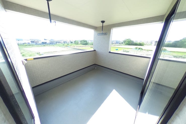 突然の雨にも安心のインナーバルコニーです。共働き世帯にも好評です。ゆったりスペースでテーブルセットを置いてプチアウトドア気分もよいですね♪(甲斐市篠原 新築建売戸建)