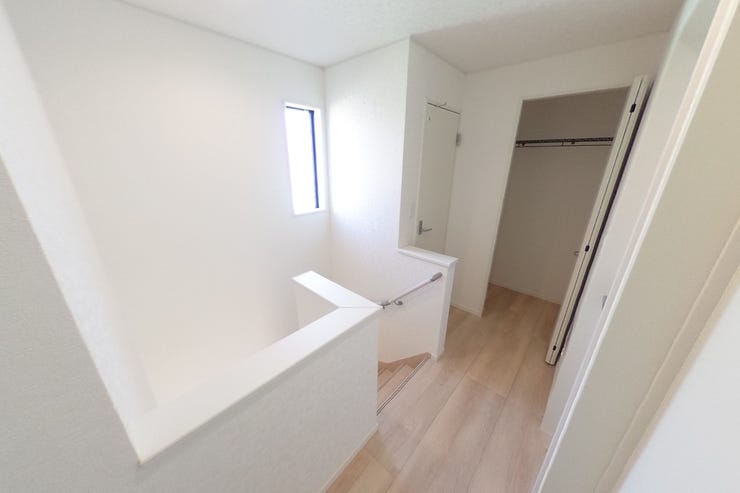 ●2階廊下●2階廊下にも収納がありご家族で共有で使う物やペーパー類等の収納、お掃除用品の収納にも便利です。 階段には手摺りが設置されておりますので昇降の際にも安心ですね♪(甲斐市篠原 新築建売物件)