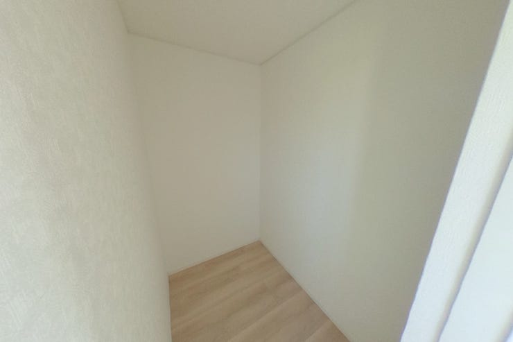 ●7.5帖洋室WIC●シンプルでスッキリとしたウォークインクローゼットには、壁面収納や収納棚を用いてお好みの収納空間にアレンジできます♪大型箱物収納にも便利です♪(甲斐市篠原 新築建売物件)