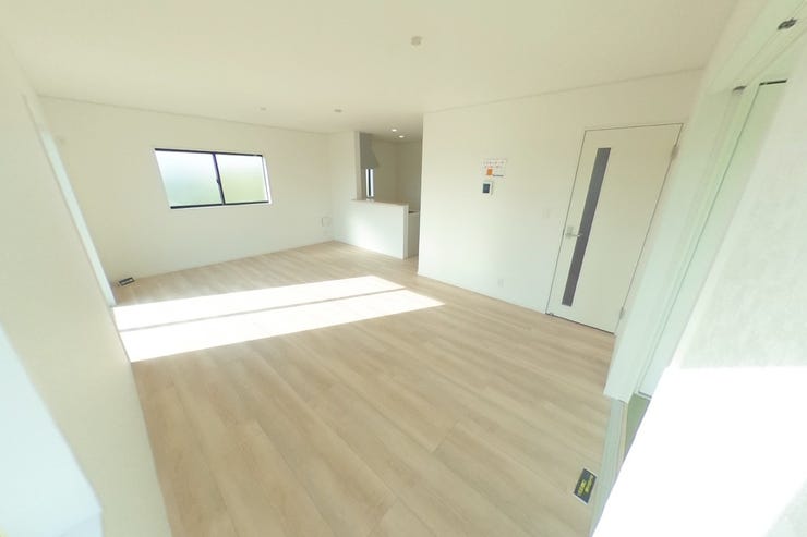 白を基調とした明るい18.2帖のLDKはダイニングスペース、リビングスペースと分けて使用してもゆとりのある広さです♪2面採光で陽当たり・通風共に良好です♪(甲斐市篠原 新築建売戸建)