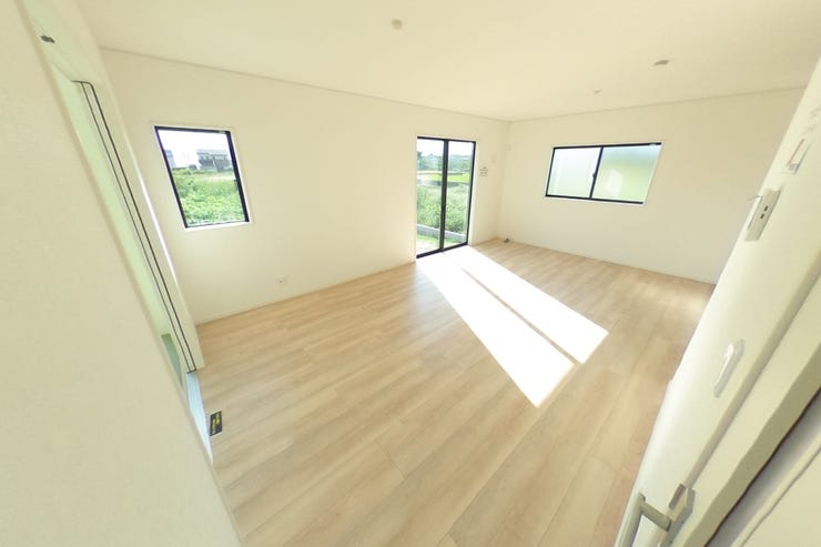 白を基調とした明るい18.2帖のLDKはダイニングスペース、リビングスペースと分けて使用してもゆとりのある広さです♪2面採光で陽当たり・通風共に良好です♪(甲斐市篠原 新築建売住宅)