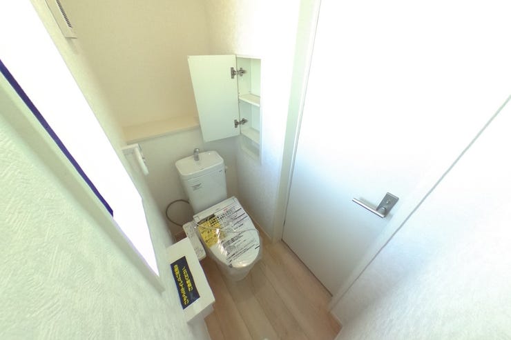 ●2階お手洗い●お手洗いは1階、2階共に手洗いタンク、タオル掛け、収納、ウォシュレット機能搭載です(甲斐市篠原 新築建売戸建)