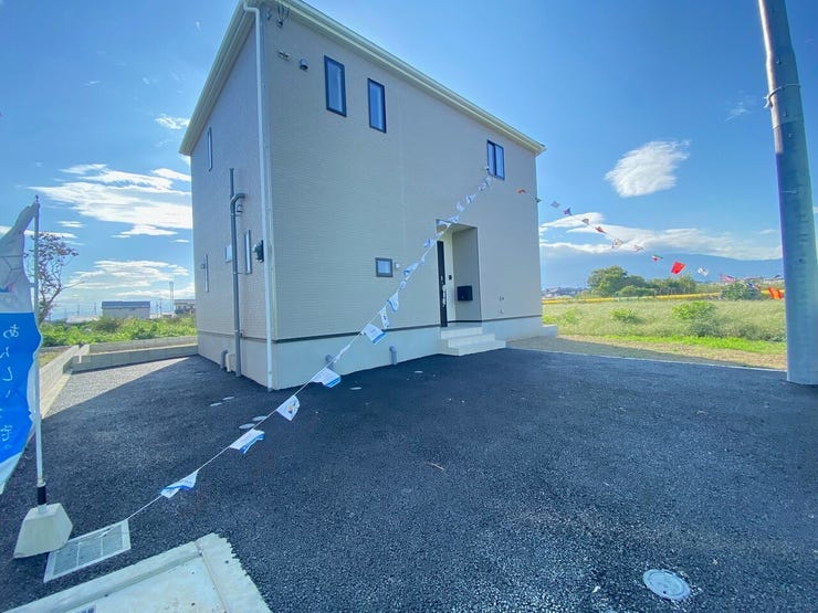 インナーバルコニーは突然の雨にも安心♪共働き家庭にも嬉しい設備です!全居室ペアガラス採用!繰り返す地震の揺れを吸収する家クワイエ♪防犯カメラ付きです♪(甲斐市篠原 新築建売物件)