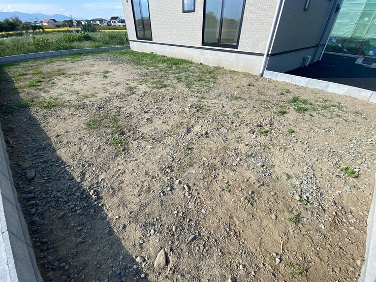 広々とした南庭スペース♪ウッドデッキを施工したり、お子様の遊び場や家庭菜園スペース、ドッグランスペースにも良いですね。(甲斐市篠原 新築建売戸建)