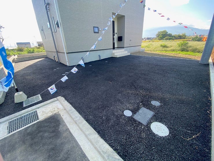 駐車スペースはアスファルト施工です。外構工事費込みの販売です。(甲斐市篠原 新築建売物件)