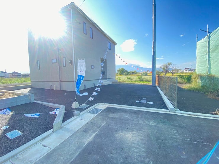 分譲地の行き止まりに立地しており、車通りも少ないのでお車の入出庫も楽々です♪小さなお子様のいらっしゃるご家庭にも安心ですね。(甲斐市篠原 新築建売住宅)