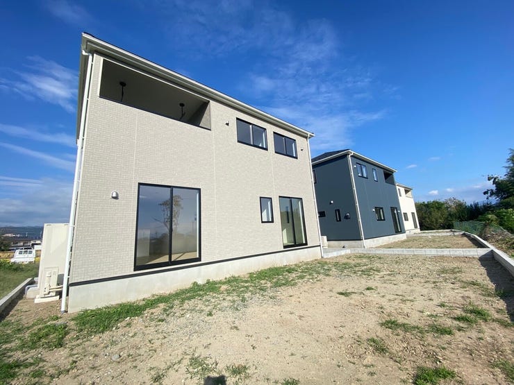 インナーバルコニーは突然の雨にも安心♪共働き家庭にも嬉しい設備です!全居室ペアガラス採用!繰り返す地震の揺れを吸収する家クワイエ♪防犯カメラ付きです♪(甲斐市篠原 新築建売住宅)