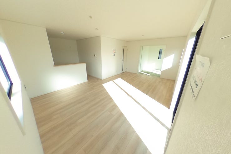 白を基調とした明るい18.2帖のLDKはダイニングスペース、リビングスペースと分けて使用してもゆとりのある広さです♪2面採光で陽当たり・通風共に良好です♪(甲斐市篠原 新築建売物件)