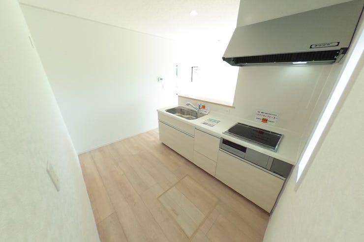 白を基調とした明るい対面キッチンです。浄水器一体型の水洗です。リビング全体を見渡せる対面キッチンです。背面にカップボードを置いてもゆとりのあるスペースです♪(甲斐市篠原 新築建売戸建)