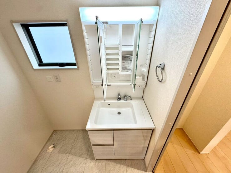 【Washroom】すっきりとしたデザインで、毎日の生活が快適に。収納も豊富な洗面所です。