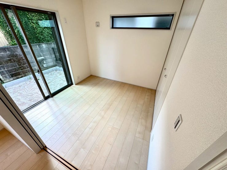 【Bedroom】洋室には収納力のあるクローゼット付き。衣類や荷物もすっきり収まります。