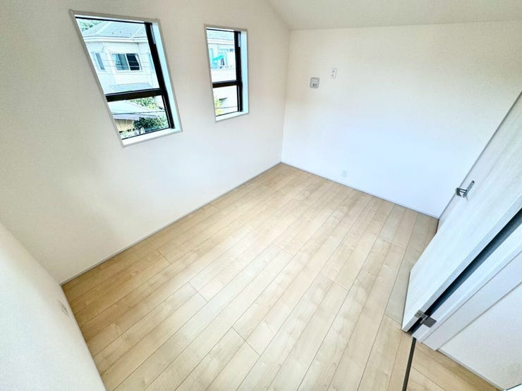 【Bedroom】ナチュラルな内装で、リラックスできる空間。寝室や書斎にも最適です。