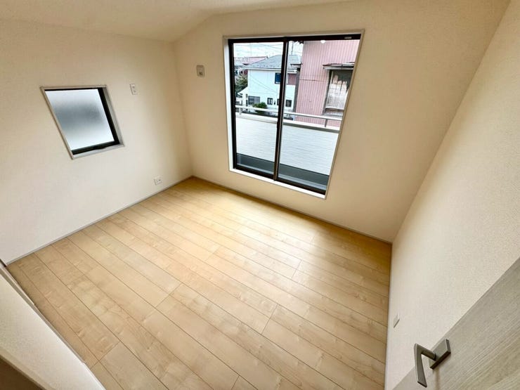 【Bedroom】明るく風通しの良い洋室。新築ならではの清潔感も魅力です。