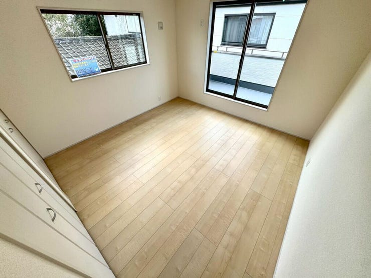 【Bedroom】洋室には収納力のあるクローゼット付き。衣類や荷物もすっきり収まります。