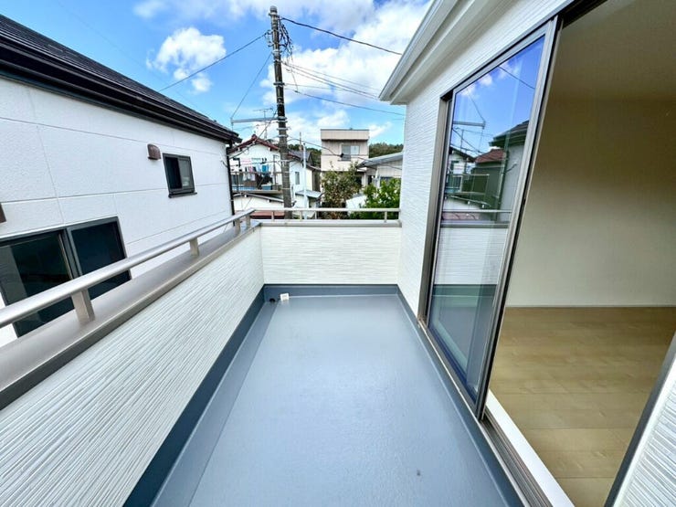 【Balcony】日当たりの良いバルコニーはお洗濯物がしっかり乾きやすく、毎日の家事にも重宝します。
