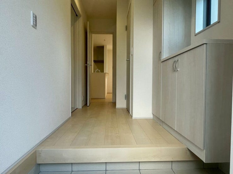 【Entrance】シューズボックス完備の玄関で、靴や小物もスッキリ収納できます。