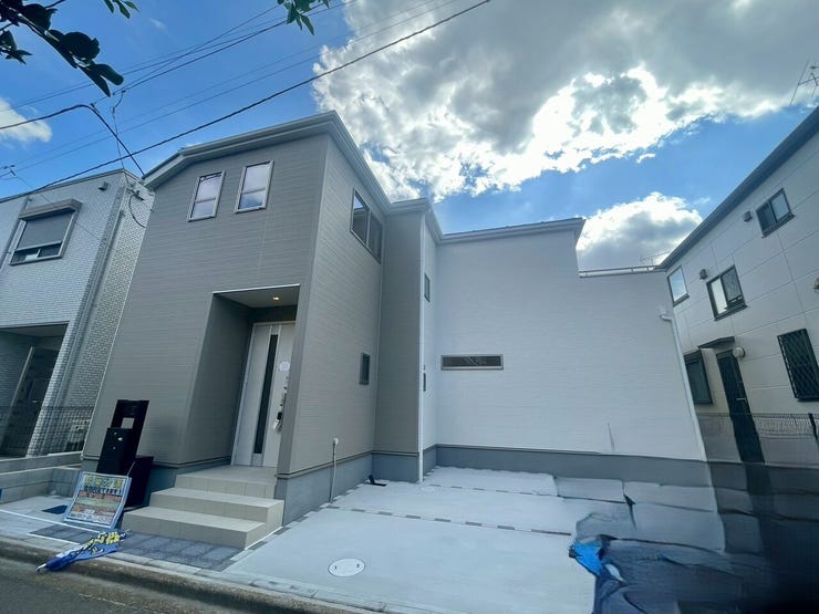 【Exterior】モダンでスタイリッシュな外観。周囲に調和する落ち着いた佇まいが魅力です。
