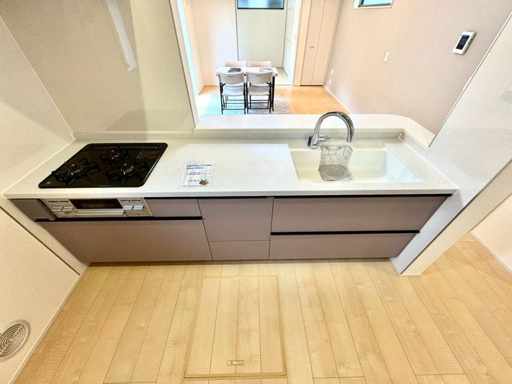 【kitchen】広めのキッチンは料理のしやすさを追求した設計。収納も豊富で作業がしやすい空間です。