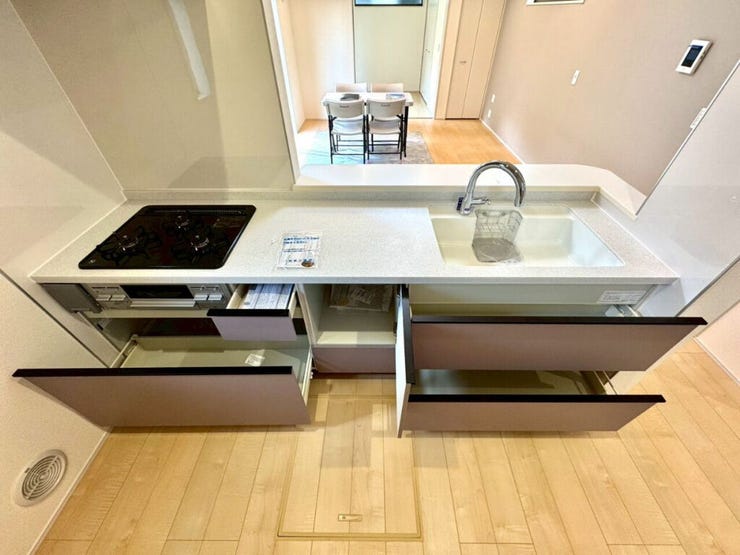 【kitchen】効率よく使える広々キッチン。収納力も高く、料理の時間がスムーズに。