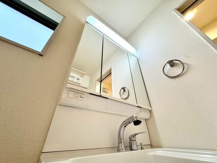 【Washroom】毎朝の準備がスムーズに。広めの洗面台と収納が使いやすい洗面所です。