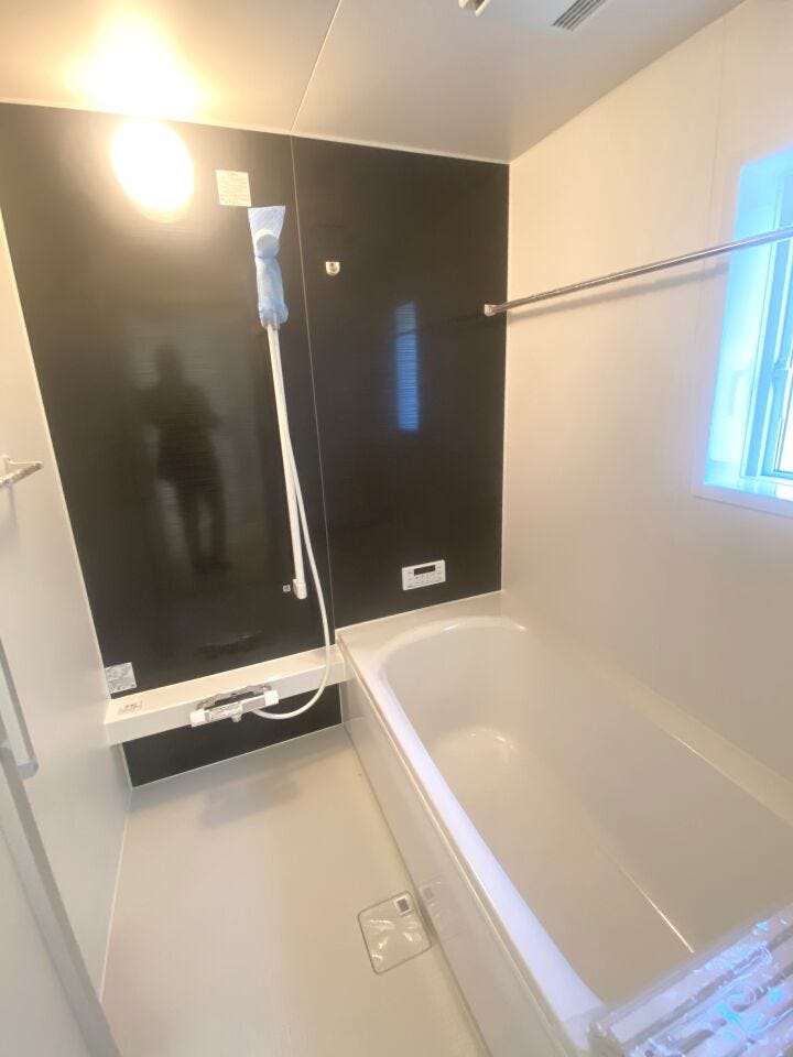 足を伸ばしてゆったりお湯に浸かれるバスルーム。浴室暖房乾燥機付きで快適さUP!