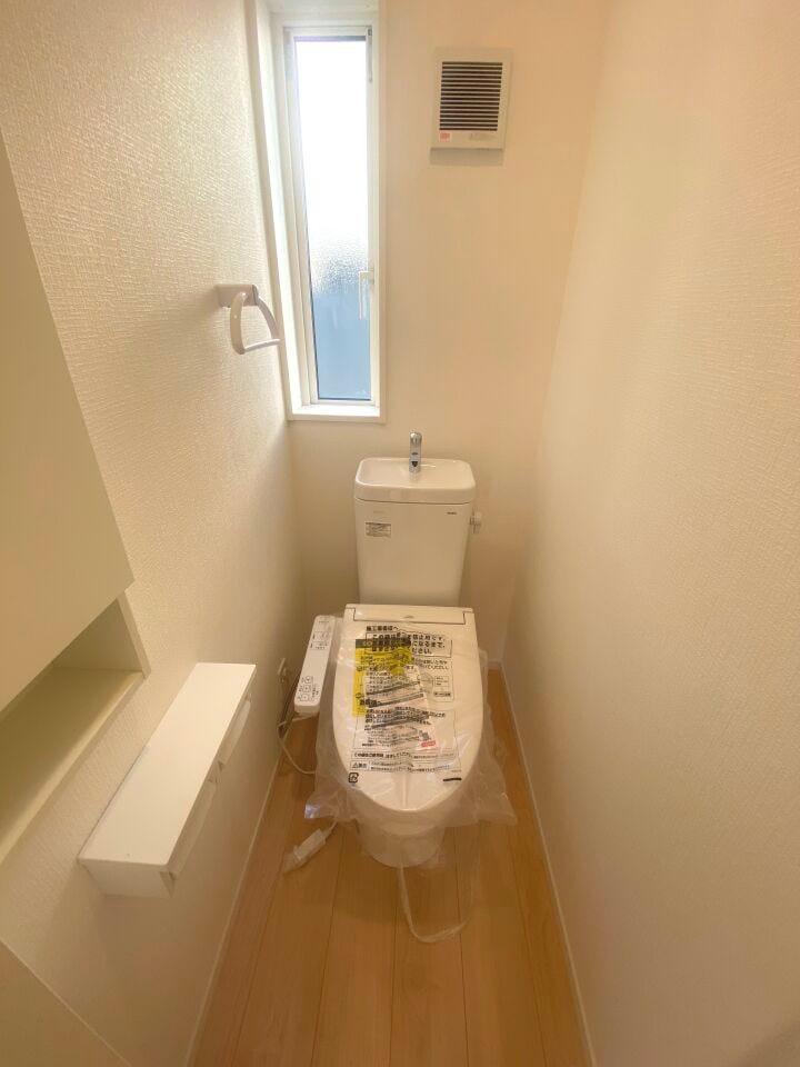 温水洗浄便座付トイレ。各階トイレで混雑時も安心です。
