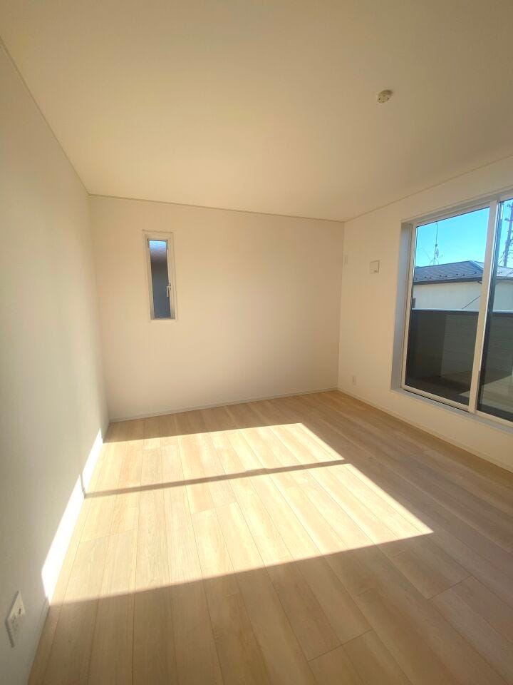 7.75帖の洋室。ダブルベッドを置いてもゆとりある広さを確保しております。