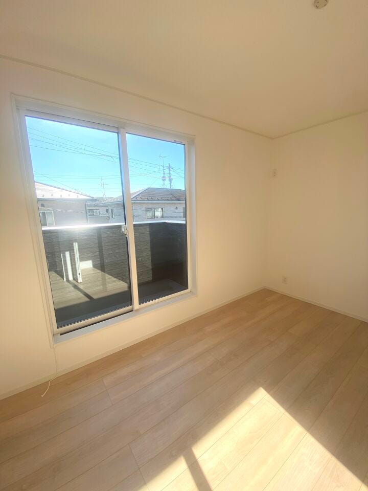 5.87帖の洋室。南向きのバルコニーに出入り可能です。