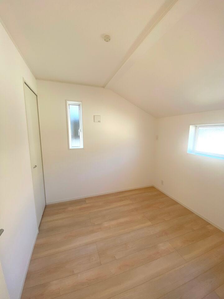 4.5帖の洋室。全居室に収納スペースを完備しており、お部屋がすっきりまとまります!