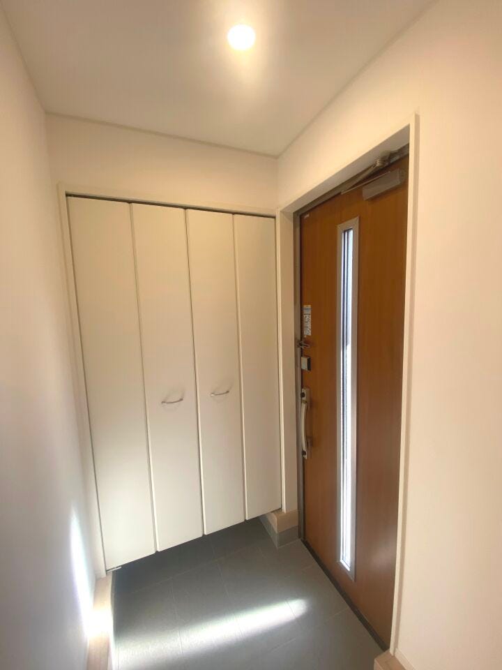 可動棚付きのシューズボックスを完備した玄関。整頓された空間でお出迎えが可能です。