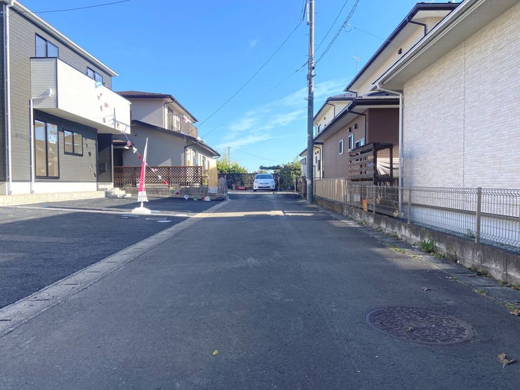 前面道路幅員約4.2m。車通りが少なく駐車がしやすい環境です。