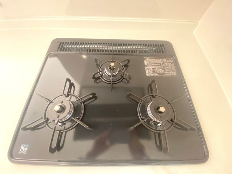 同時調理が可能な三口コンロで、まとめてお料理が完成します!