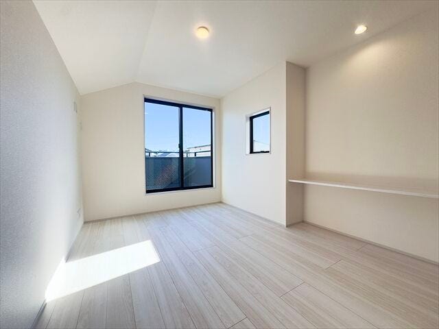 7.2帖洋室:バルコニーにつづく大きめの窓からたっぷりと日差しが降り注ぎます。2面採光なので、明るいお部屋でもちろん風通しも良好です。