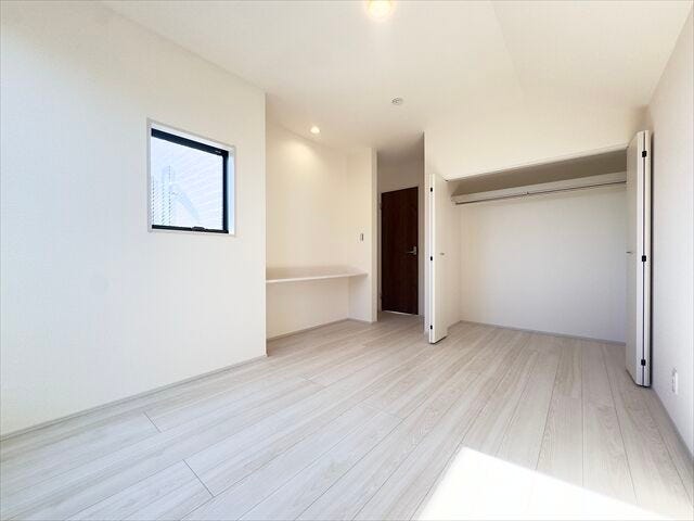 7.2帖洋室:収納がしっかりあるので、お部屋を広くお使いただけます。小物なども収納できるのでレイアウトも楽しむことができそうです。