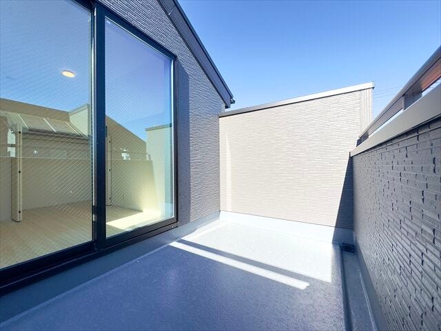 間取り図東側バルコニー:ゆとりのあるバルコニーはテーブルなどを置いて第二リビングとして家族の憩いの場にも◎