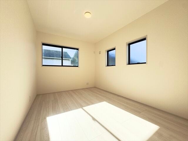 6.5帖洋室:南向きの大きめの窓からたっぷりと日差しが降り注ぎます。爽やかなお部屋で朝も気持ちよく起きることができそうです。