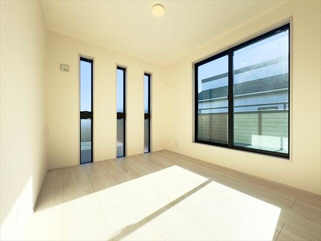 5.3帖洋室:東側からは朝日を取り込むことのできるので、寝室にぴったり。目覚めのいい朝を迎えれそうですね。