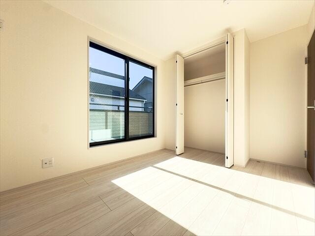 5.3帖洋室:お部屋からバルコニーに出入りできるので、お布団も簡単に干すことができそうです。収納もあるのですっきりと片付けることができます。